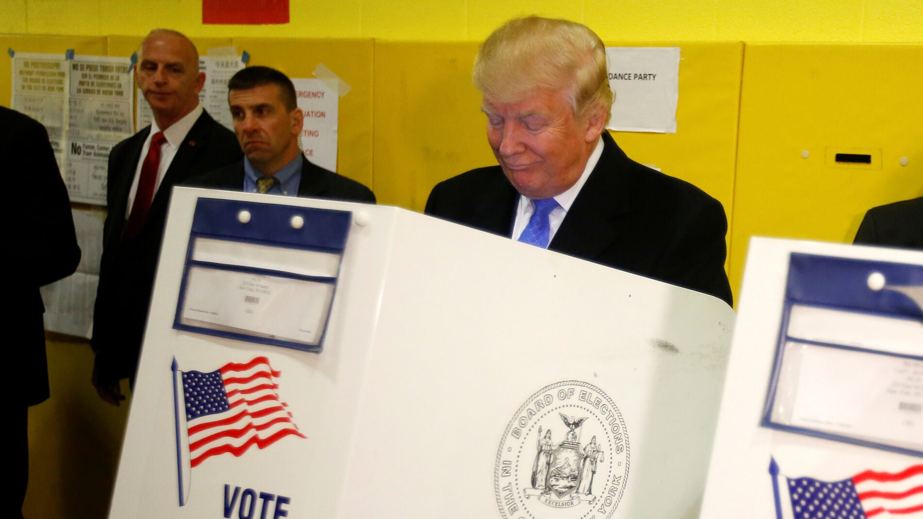 Donald Trump votando en un colegio electoral de Nueva York
