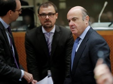 El ministro español de Economía, Luis de Guindos (dcha), a su llegada a la reunión de los ministros europeos de Economía y Finanzas en Bruselas