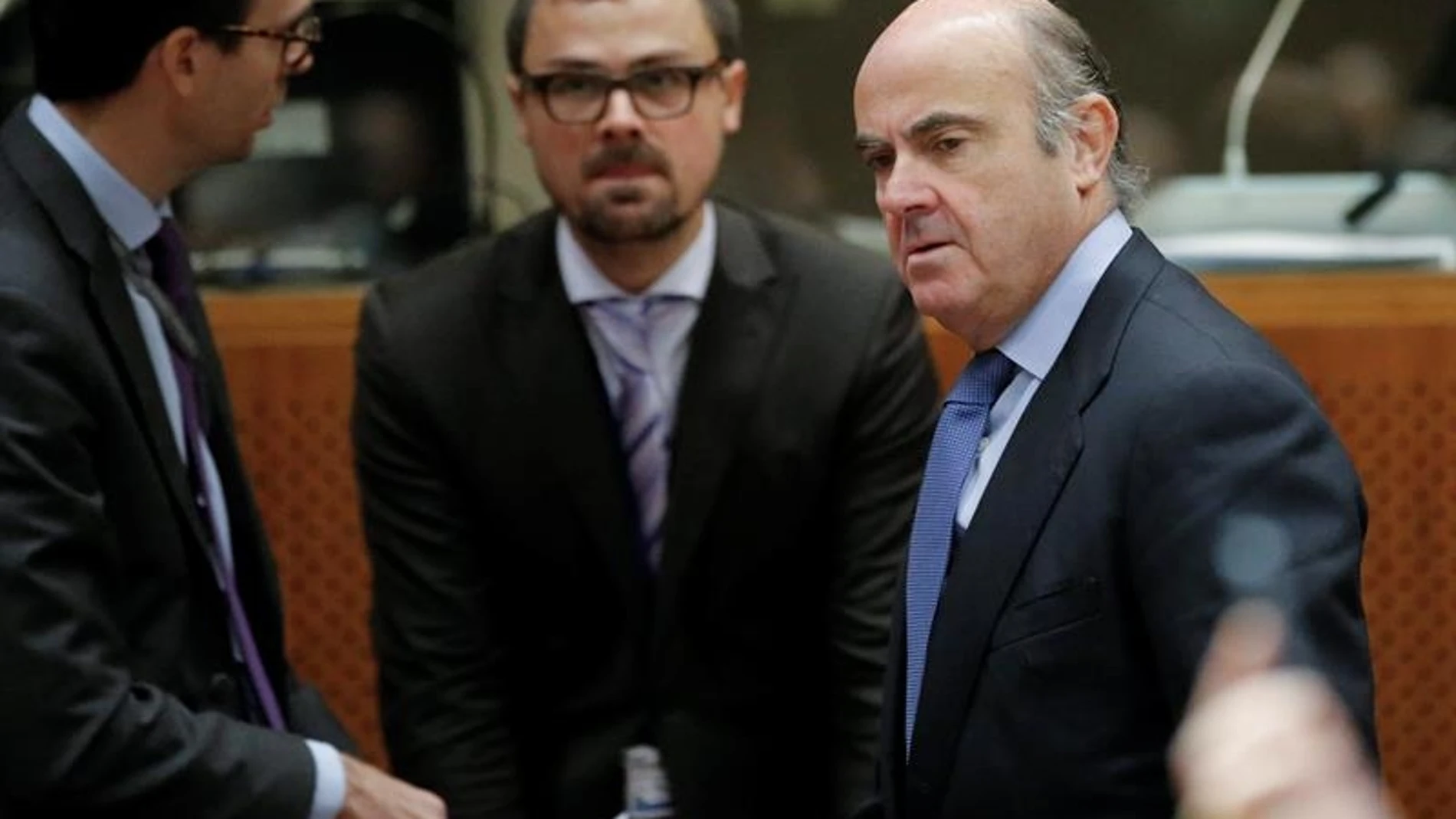 El ministro español de Economía, Luis de Guindos (dcha), a su llegada a la reunión de los ministros europeos de Economía y Finanzas en Bruselas El ministro español de Economía, Luis de Guindos (dcha), a su llegada a la reunión de los ministros europeos de Economía y Finanzas en Bruselas