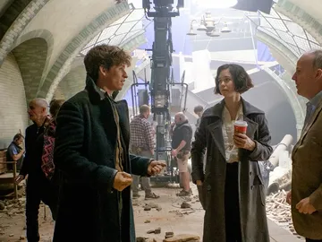 Eddie Redmayne, Alison Sudol y David Yates en el set de 'Animales Fantásticos' Eddie Redmayne, Alison Sudol y David Yates en el set de 'Animales Fantásticos'