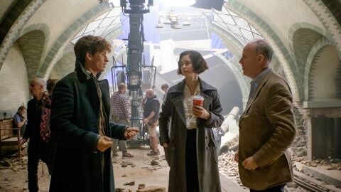 Eddie Redmayne, Alison Sudol y David Yates en el set de 'Animales Fantásticos'