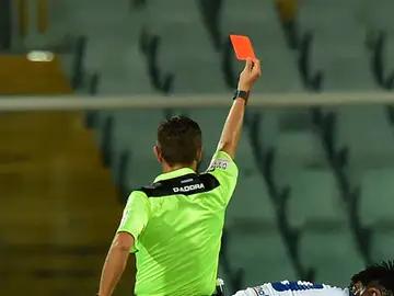 Árbitro mostrándo una tarjeta a un jugador Árbitro mostrándo una tarjeta a un jugador