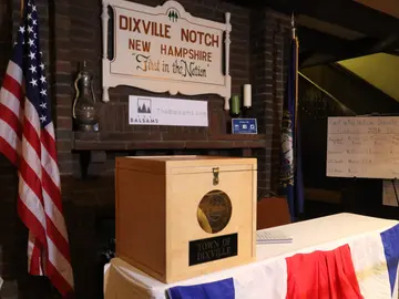 Vista de la urna de votación de la pequeña población de Dixville Notch, New Hampshire (Estados Unidos) Vista de la urna de votación de la pequeña población de Dixville Notch, New Hampshire (Estados Unidos)