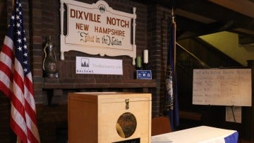 Vista de la urna de votación de la pequeña población de Dixville Notch, New Hampshire (Estados Unidos) 