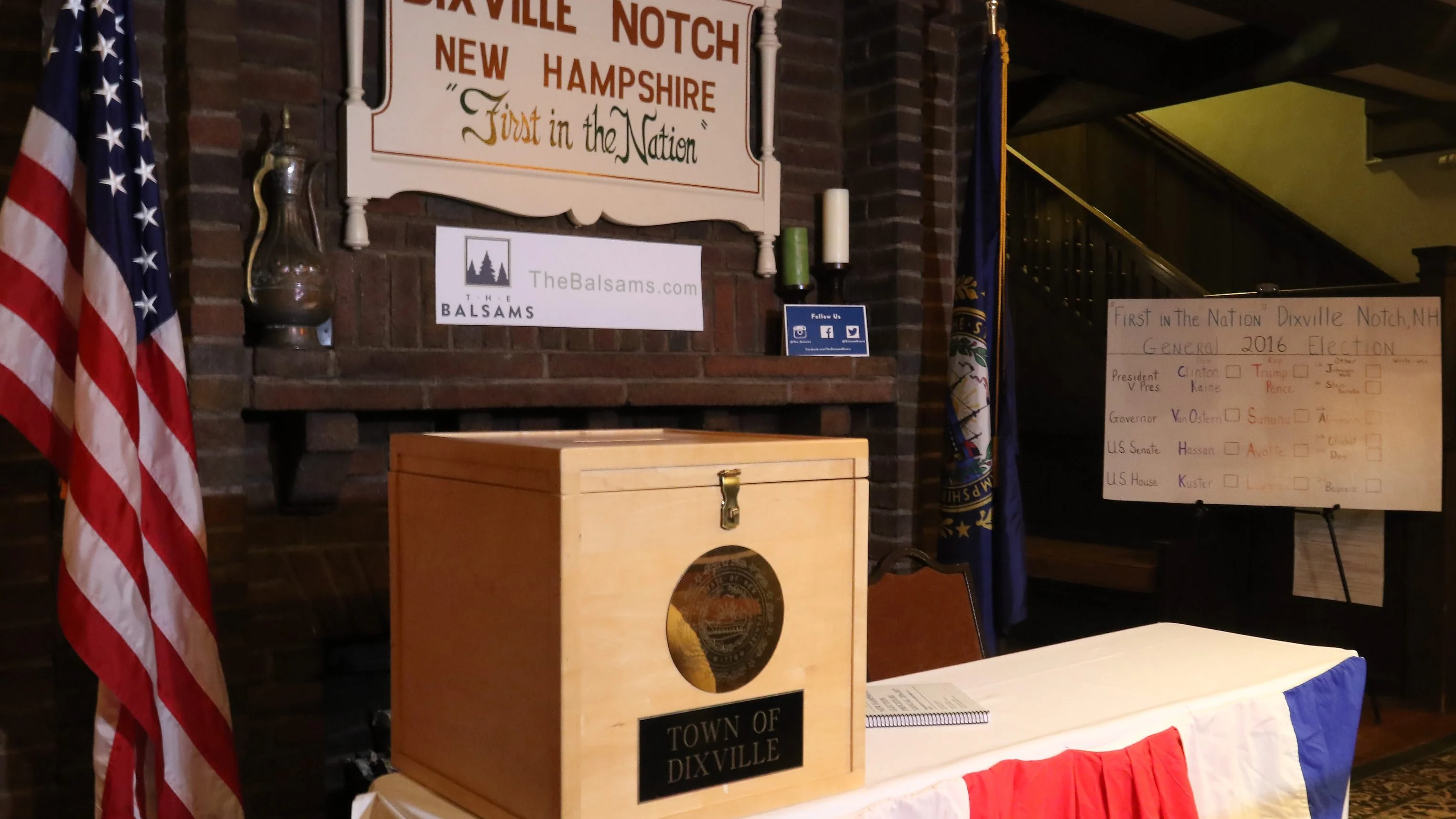 Vista de la urna de votación de la pequeña población de Dixville Notch, New Hampshire (Estados Unidos) Vista de la urna de votación de la pequeña población de Dixville Notch, New Hampshire (Estados Unidos)