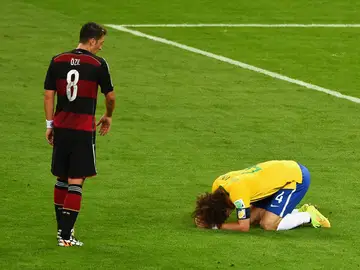 Mesut Özil, acercándose a un desconsolado David Luiz tras la eliminación de Brasil en el Mundial 2014 Mesut Özil, acercándose a un desconsolado David Luiz tras la eliminación de Brasil en el Mundial 2014