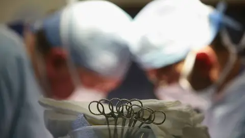 Cirujanos en un quirófano Cirujanos en un quirófano