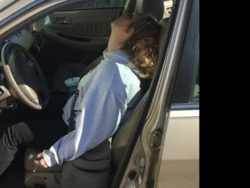 Una madre desmayada por sobredosis en un coche con su bebé detrás