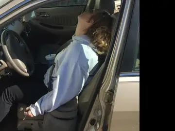 Una madre desmayada por sobredosis en un coche con su bebé detrás Una madre desmayada por sobredosis en un coche con su bebé detrás