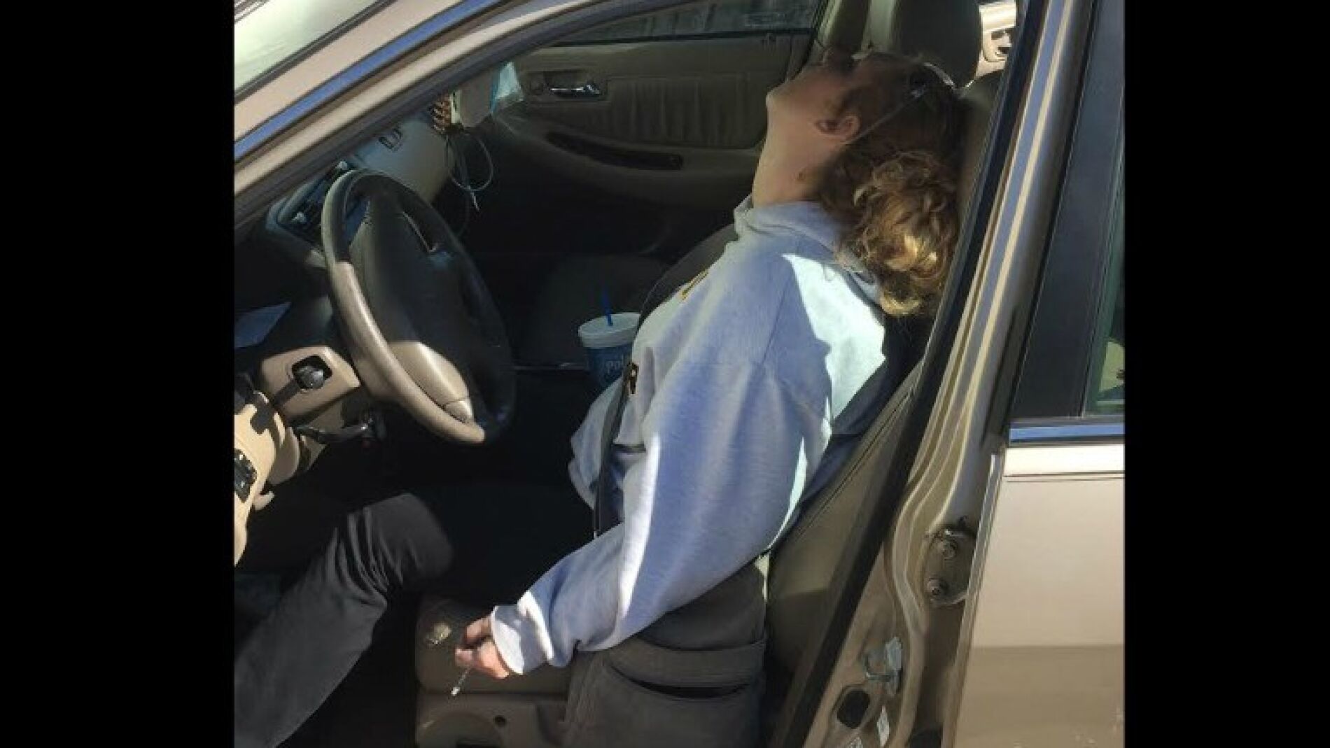 Una madre desmayada por sobredosis en un coche con su beb&eacute; detr&aacute;s