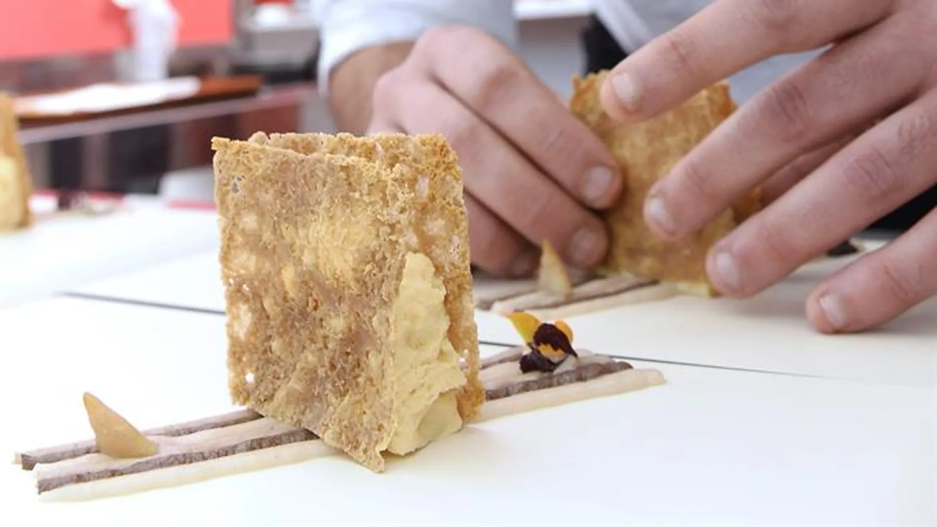 Un concursante emplatando su tapa Un concursante emplatando su tapa