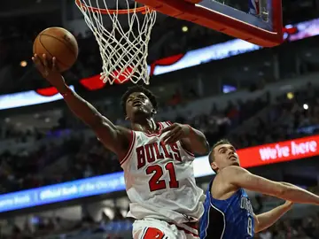 Jimmy Butler anota una canasta ante los Magic Jimmy Butler anota una canasta ante los Magic
