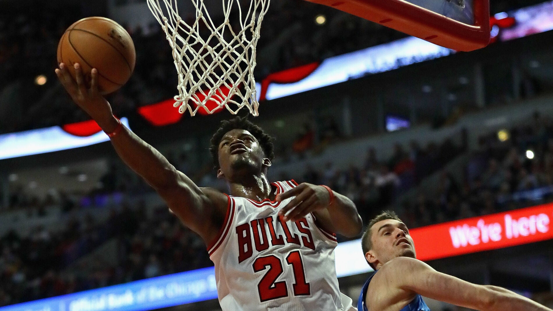Jimmy Butler anota una canasta ante los Magic