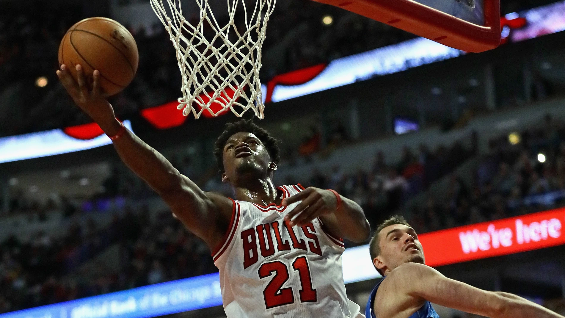 Jimmy Butler anota una canasta ante los Magic Jimmy Butler anota una canasta ante los Magic