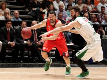 El escolta del Valencia Basket, Rafa Martínez, trata de superar al ala pivot del Union Olimpija Ljubljana, Drazen Bubnic