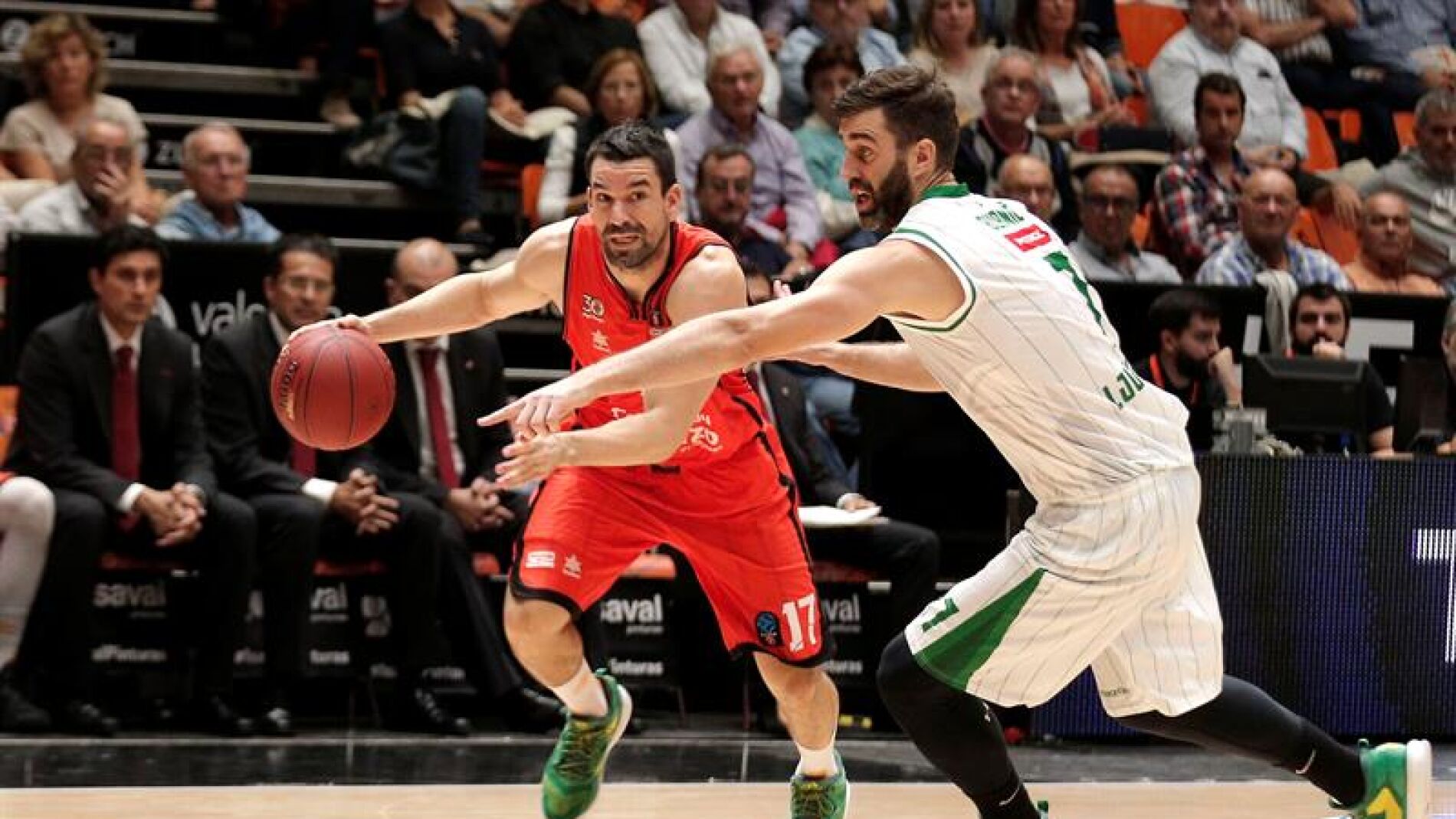 El escolta del Valencia Basket, Rafa Mart&iacute;nez, trata de superar al ala pivot del Union Olimpija Ljubljana, Drazen Bubnic