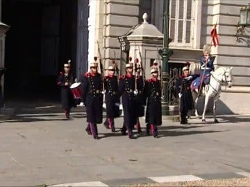 Frame 63.457561 de: El cambio de guardia en el Palacio Real como reclamo turístico