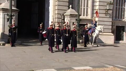 Frame 63.457561 de: El cambio de guardia en el Palacio Real como reclamo tur&iacute;stico