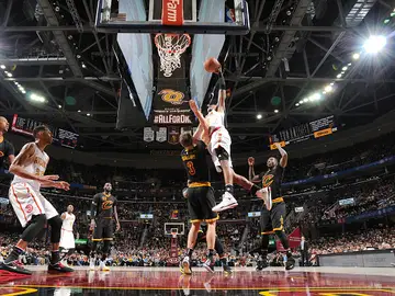 Un jugador de Atlanta encesta ante la defensa de los Cavaliers Un jugador de Atlanta encesta ante la defensa de los Cavaliers
