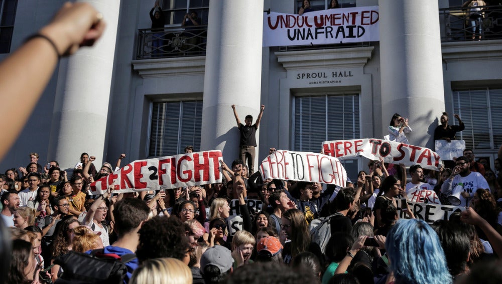 Estudiantes protestando en California contra la victoria de Trump