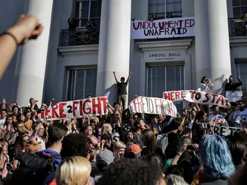Estudiantes protestando en California contra la victoria de Trump Estudiantes protestando en California contra la victoria de Trump