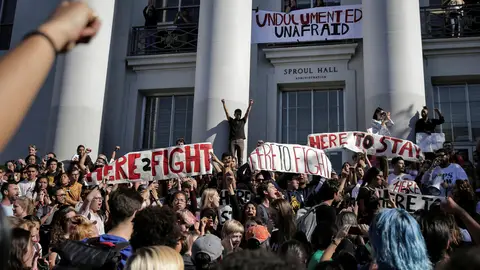 Estudiantes protestando en California contra la victoria de Trump Estudiantes protestando en California contra la victoria de Trump