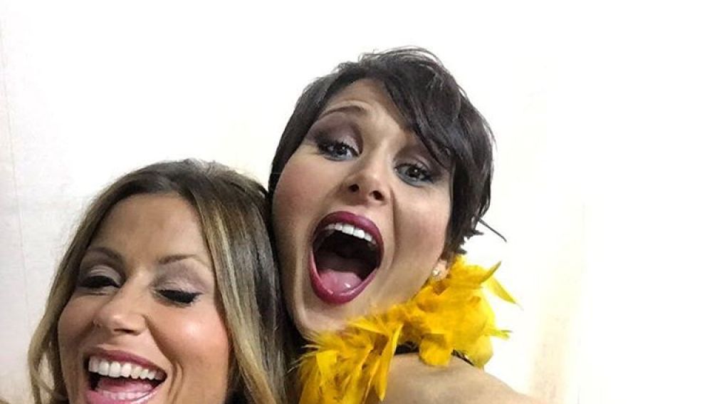 Rosa López y Verónica Romeo posando