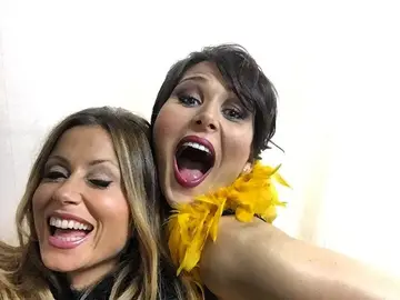 Rosa López y Verónica Romeo posando Rosa López y Verónica Romeo posando