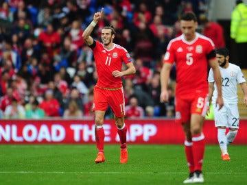 Gareth Bale celebra un gol con Gales