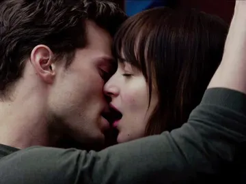 Jamie susurrándole al oído a Dakota Jamie susurrándole al oído a Dakota