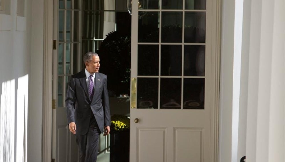 Obama dirigiéndose al Despacho Oval en la Casa Blanca