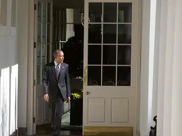 Obama dirigiéndose al Despacho Oval en la Casa Blanca Obama dirigiéndose al Despacho Oval en la Casa Blanca
