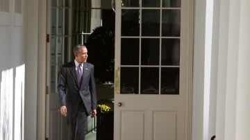 Obama dirigiéndose al Despacho Oval en la Casa Blanca
