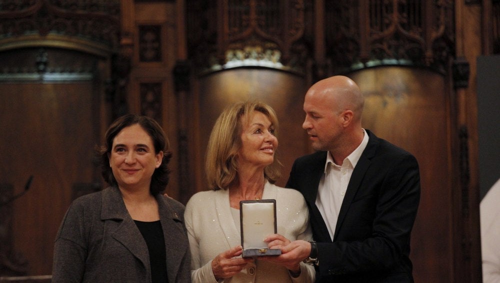 Ada Colau entrega la medalla a Danny Coster, viuda de Cruyff, y a su hijo, Jordi Cruyff