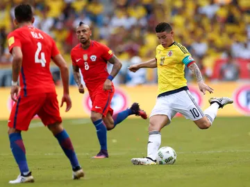 James Rodríguez dispara a puerta ante la mirada de Arturo Vidal James Rodríguez dispara a puerta ante la mirada de Arturo Vidal