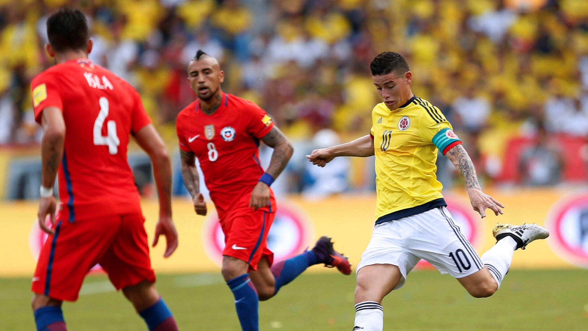 James Rodr&iacute;guez dispara a puerta ante la mirada de Arturo Vidal