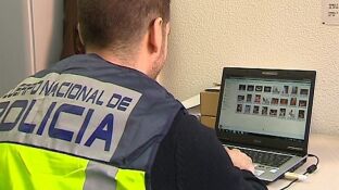 Un agente de la Polic&iacute;a investiga un fichero de ped&oacute;filos