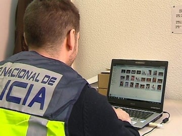 Un agente de la Policía investiga un fichero de pedófilos