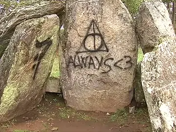 Pintan con símbolos de Harry Potter el principal dolmen de Vigo Pintan con símbolos de Harry Potter el principal dolmen de Vigo