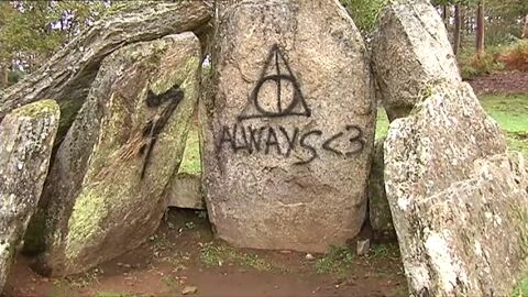Pintan con s&iacute;mbolos de Harry Potter el principal dolmen de Vigo
