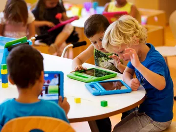 Imagen de un grupo de niños durante una clase en un colegio Imagen de un grupo de niños durante una clase en un colegio