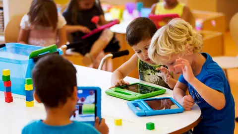 Imagen de un grupo de niños durante una clase en un colegio Imagen de un grupo de niños durante una clase en un colegio