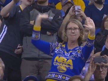 La 'mujer bailadora', la aficionada con más ritmo de los Warriors