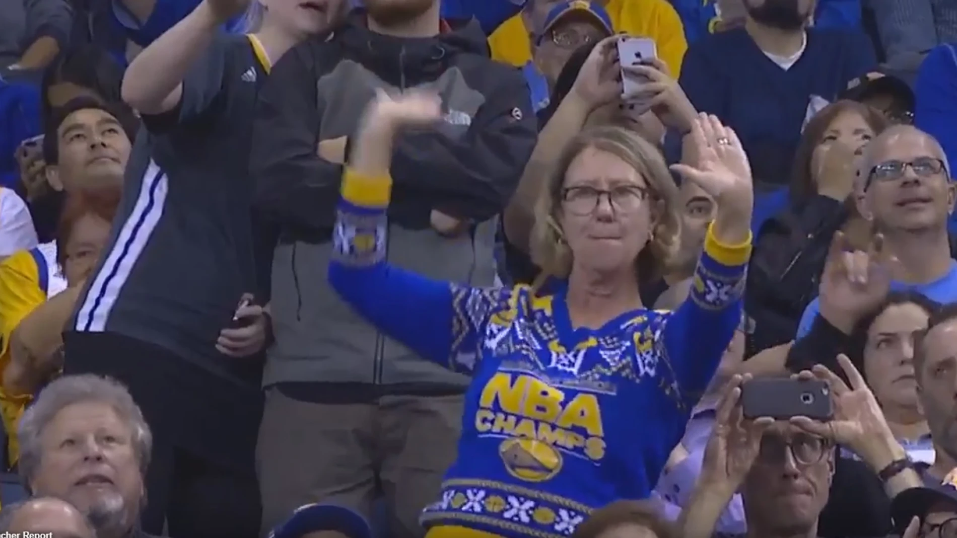 La 'mujer bailadora', la aficionada con más ritmo de los Warriors La 'mujer bailadora', la aficionada con más ritmo de los Warriors