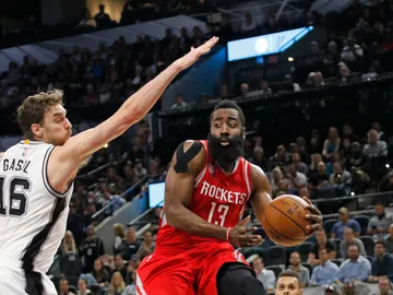 James Harden, en acción a Pau Gasol James Harden, en acción a Pau Gasol