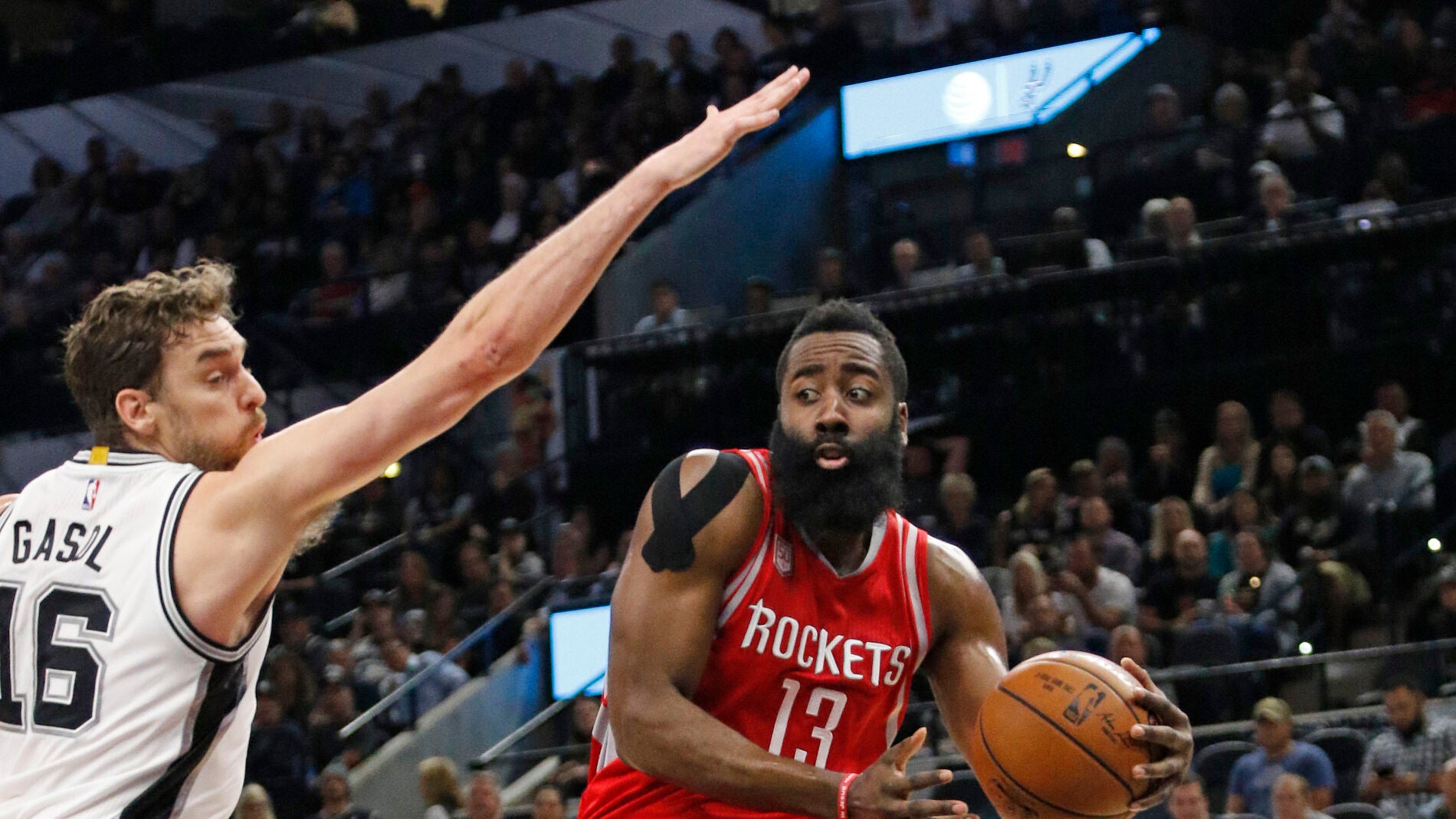 James Harden, en acci&oacute;n a Pau Gasol