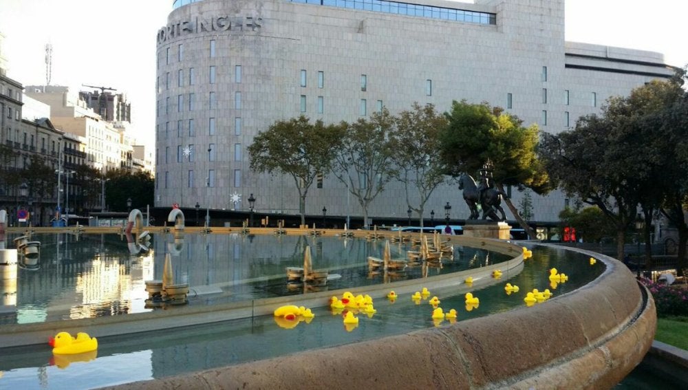 Fuente de Barcelona con patitos de goma