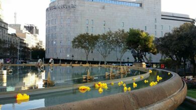 La CUP llena de patitos de goma las fuentes de Barcelona para pedir la municipalización del agua