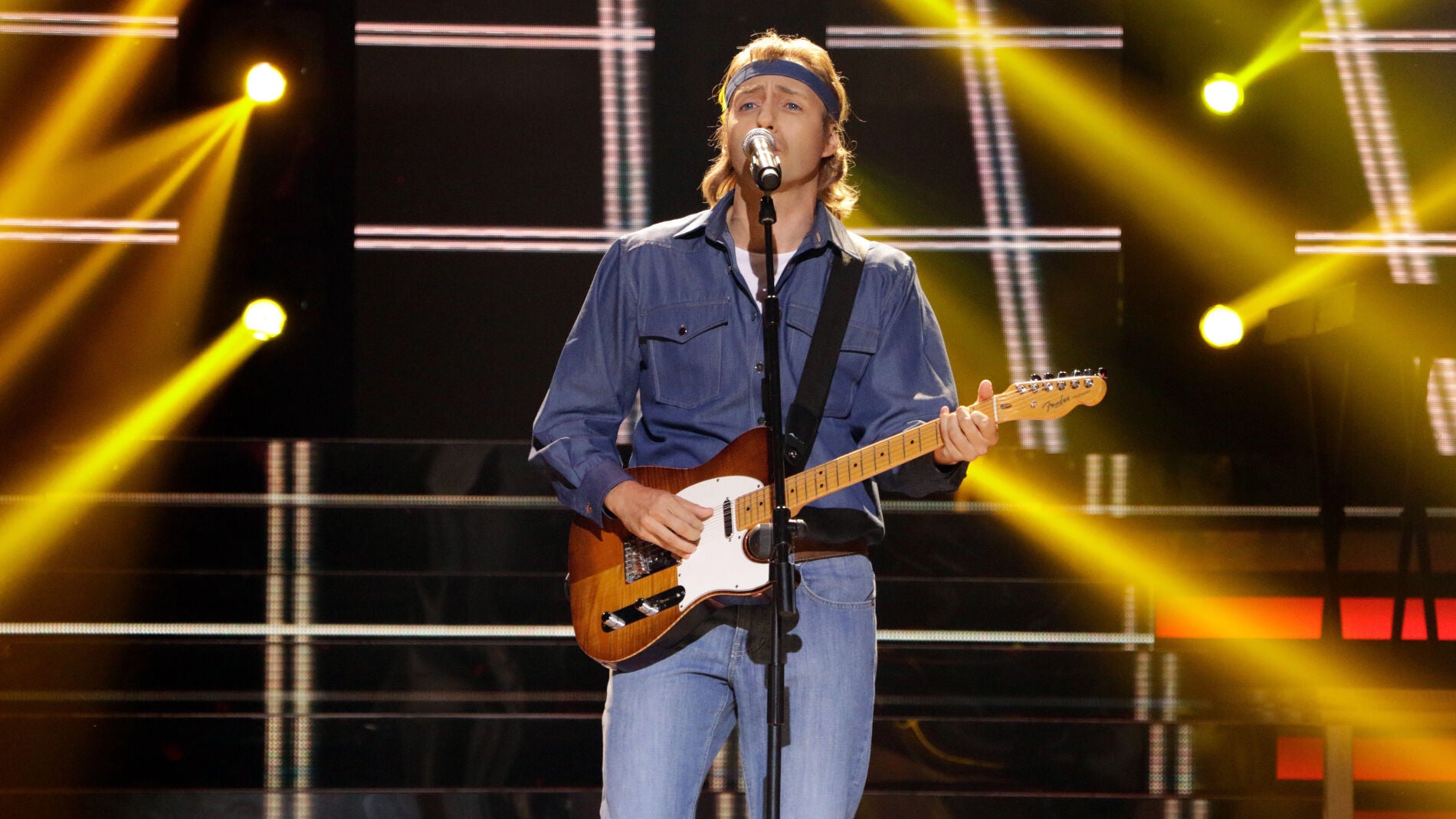 David Guapo imita al rockero Dire Staits