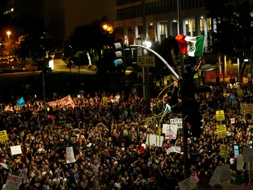 Manifestación en contra de la elección de Donald Trump como presidente, en Los Ángeles Manifestación en contra de la elección de Donald Trump como presidente, en Los Ángeles